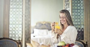 Uppiggande morgonrutin med god sömnkvalitet, koffein, hälsosamma drycker som grönt te och frukt, morgonyoga och löpning, rätt näring, positivt tankesätt.