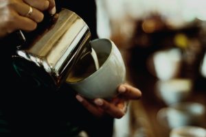 kafferevolution hemkök mysigt kaffehörn espresso-maskiner kaffekvarnar cafékärna trend bryggning perfekt kaffe Generation Z kaffekultur online ekonomiska besparingar hemmakaffenyheter