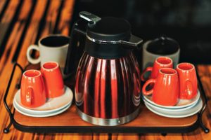 Översätt detta till svenska: koppar kaffekopp form doft sötma syra intensifiera specifika egenskaper olika kaffesorter omvandla unik upplevelse