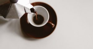 Optimera malningsstorleken för moka för att uppnå perfekt bryggning med mokabryggare. Vikten av en medium-fint malning får inte underskattas; det är skillnaden mellan en aromatisk kopp och besvikelse. Använd rätt utrustning, som en kvarn med kvarnstenar, och finjustera noggrant för att framhäva rätt smaker. Upptäck hur rätt malningsstorlek och kaffebönor förvandlar din moka-upplevelse till en konstform.